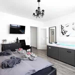 1st Floor Homestay Cologne